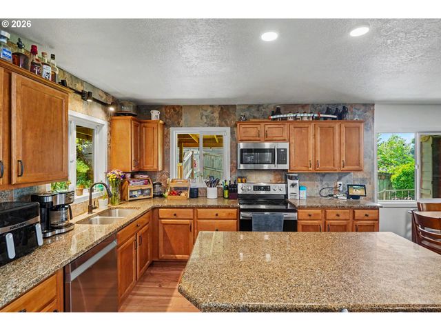 318 WESTFIELD St, Silverton, OR 97381