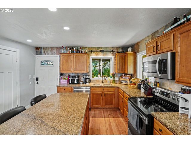318 WESTFIELD St, Silverton, OR 97381
