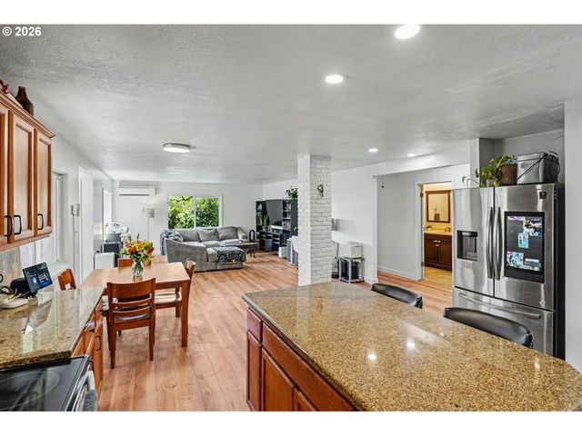 318 WESTFIELD St, Silverton, OR 97381