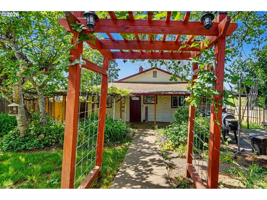 318 WESTFIELD St, Silverton, OR 97381