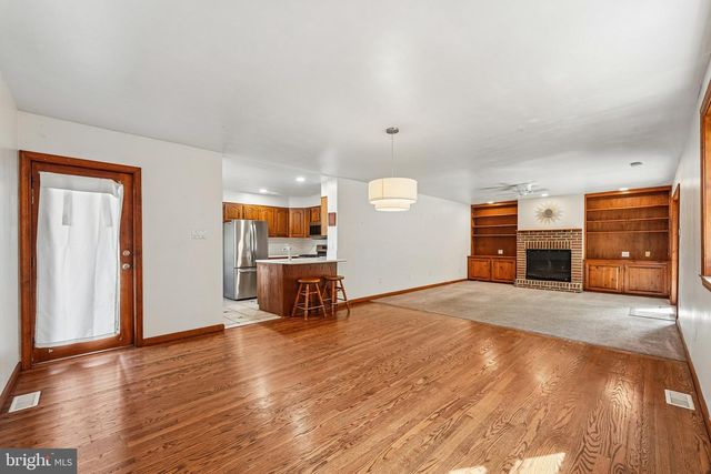 915 LOMOND LN, Philadelphia, PA 19128