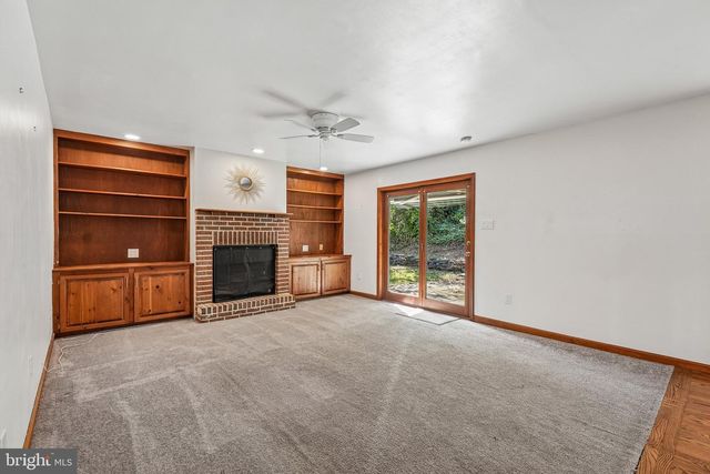915 LOMOND LN, Philadelphia, PA 19128
