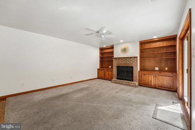 915 LOMOND LN, Philadelphia, PA 19128