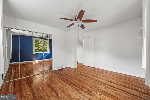 915 LOMOND LN, Philadelphia, PA 19128