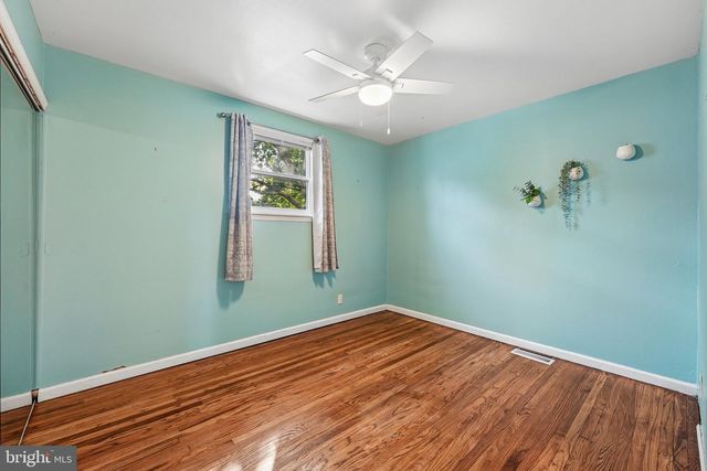 915 LOMOND LN, Philadelphia, PA 19128