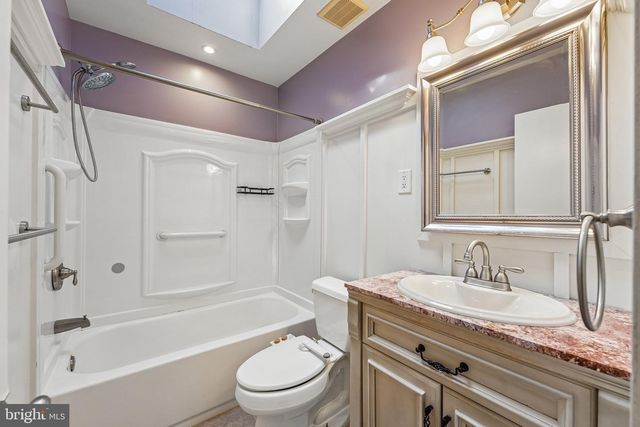915 LOMOND LN, Philadelphia, PA 19128