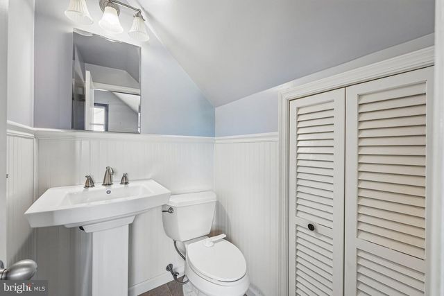 915 LOMOND LN, Philadelphia, PA 19128