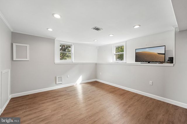 915 LOMOND LN, Philadelphia, PA 19128
