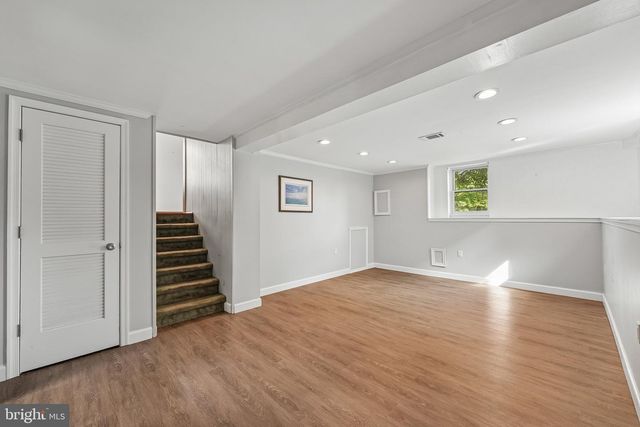 915 LOMOND LN, Philadelphia, PA 19128
