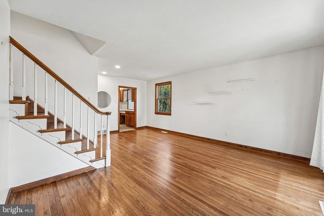915 LOMOND LN, Philadelphia, PA 19128