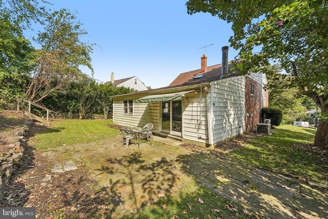 915 LOMOND LN, Philadelphia, PA 19128