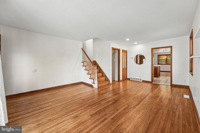 915 LOMOND LN, Philadelphia, PA 19128