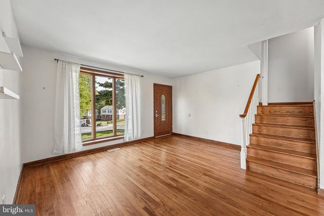 915 LOMOND LN, Philadelphia, PA 19128