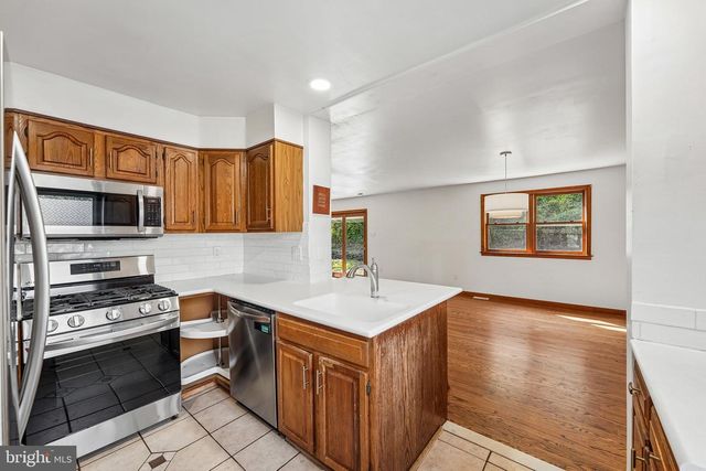 915 LOMOND LN, Philadelphia, PA 19128
