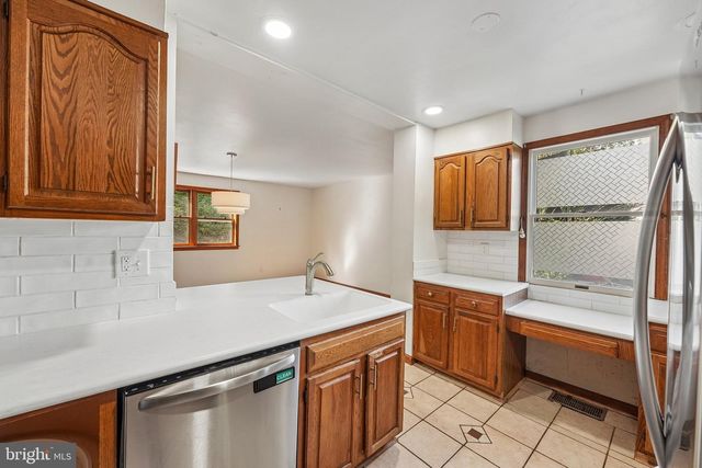 915 LOMOND LN, Philadelphia, PA 19128