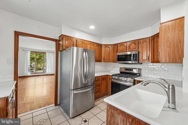 915 LOMOND LN, Philadelphia, PA 19128