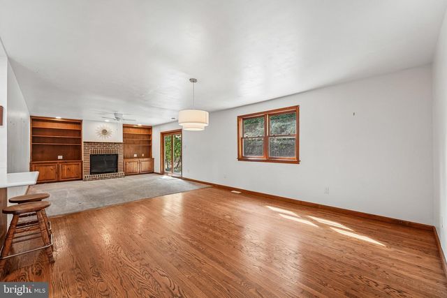 915 LOMOND LN, Philadelphia, PA 19128