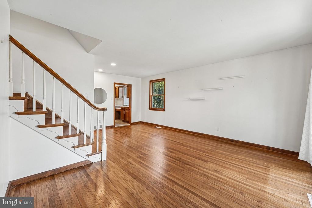 915 LOMOND LN, PHILADELPHIA, PA 19128 — photo 4
