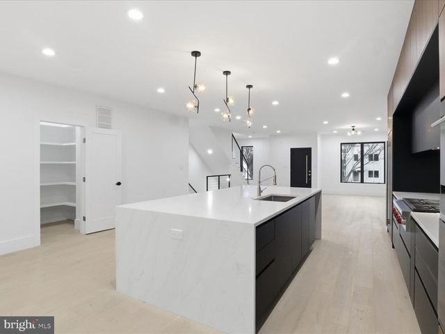 818 N EDGEWOOD ST, Arlington, VA 22201