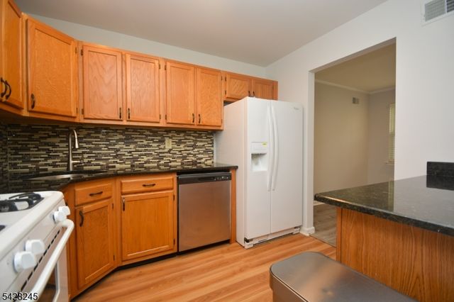 33 Crestview Ln, Mount Arlington Boro, NJ 07856
