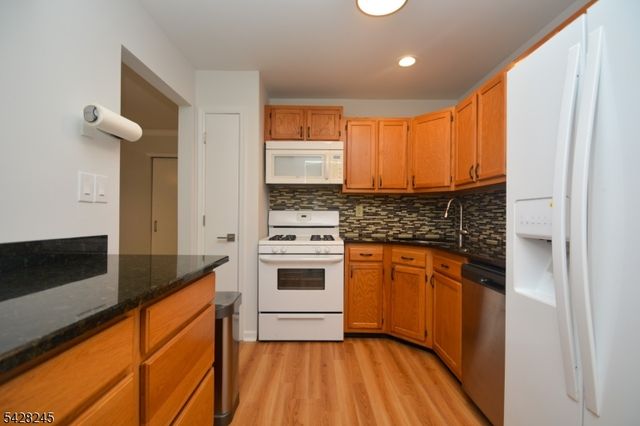 33 Crestview Ln, Mount Arlington Boro, NJ 07856