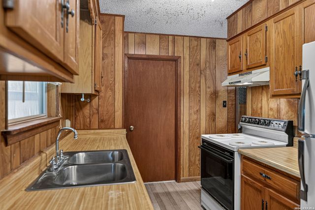 2912 Brown, Jourdanton, TX 78026
