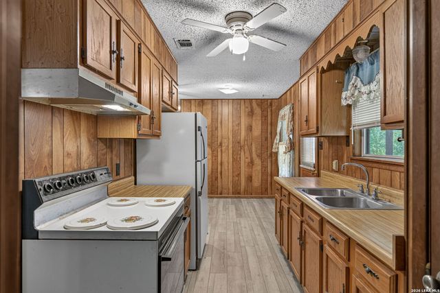 2912 Brown, Jourdanton, TX 78026