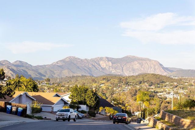 12455 Ridgeton Dr., Lakeside, CA 92040