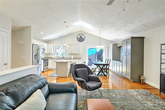 37 Lakeview Avenue, Lincoln, RI 02865