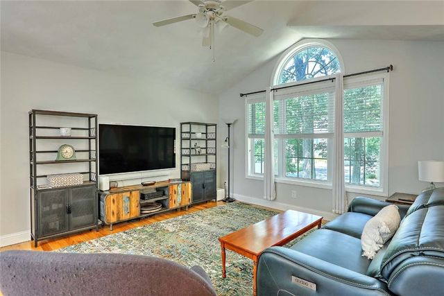37 Lakeview Avenue, Lincoln, RI 02865