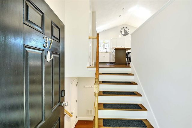 37 Lakeview Avenue, Lincoln, RI 02865
