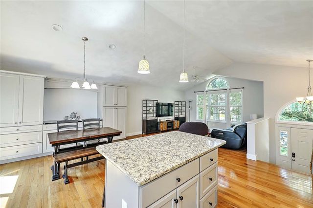 37 Lakeview Avenue, Lincoln, RI 02865