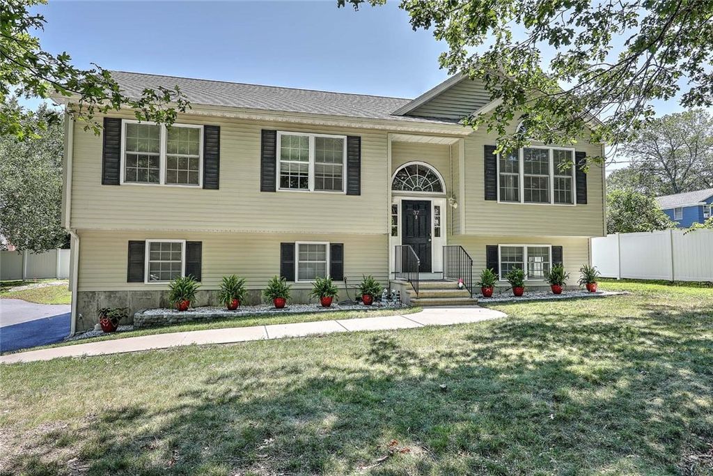 37 Lakeview Avenue, Lincoln, RI 02865