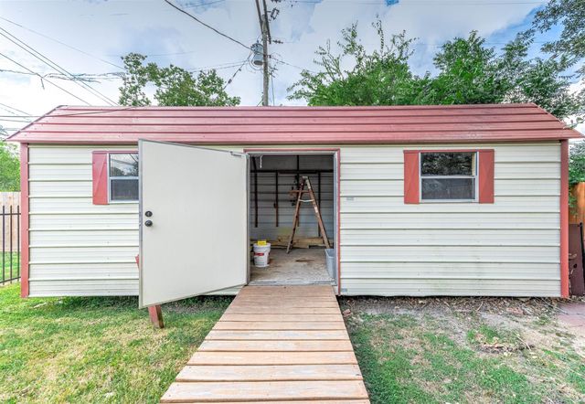 237 Mclemore Drive, Alvin, TX 77511
