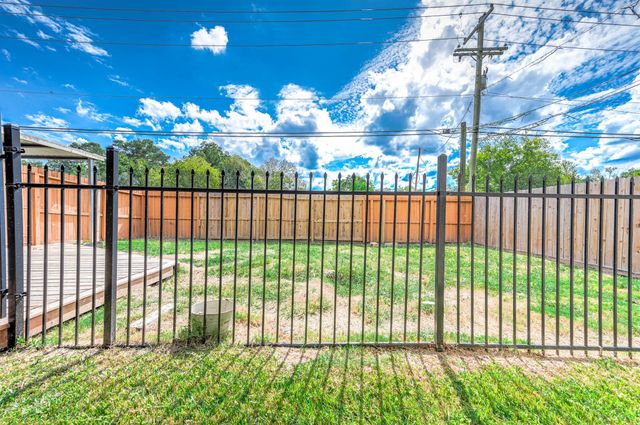237 Mclemore Drive, Alvin, TX 77511