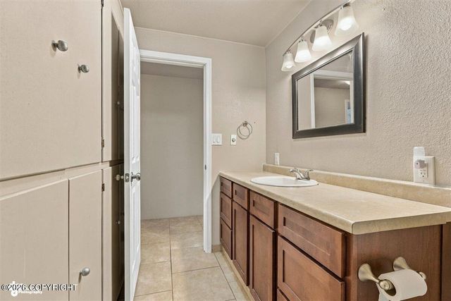 2307 W 32nd Avenue, Anchorage, AK 99517