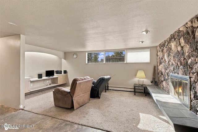 2307 W 32nd Avenue, Anchorage, AK 99517