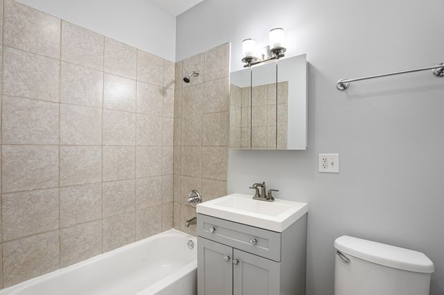 7326 N Damen Avenue 3, Chicago, IL 60645