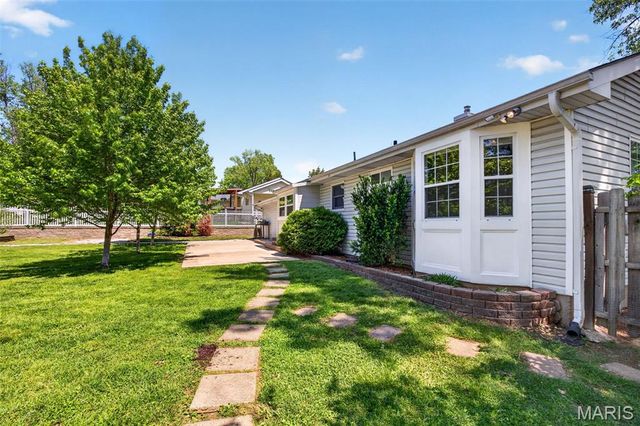247 Old Ballwin Road, Ballwin, MO 63021