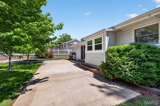 247 Old Ballwin Road, Ballwin, MO 63021
