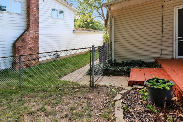166 Pinewood Drive, Elyria, OH 44035