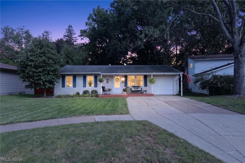 166 Pinewood Drive, Elyria, OH 44035