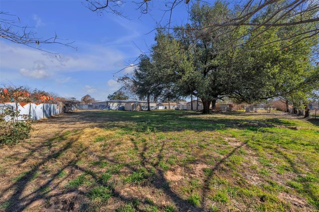 5920 Walnut Creek Drive, Granbury, TX 76049