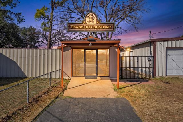 5920 Walnut Creek Drive, Granbury, TX 76049