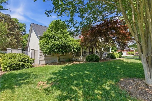 212 Watersedge Drive, Boiling Springs, SC 29316