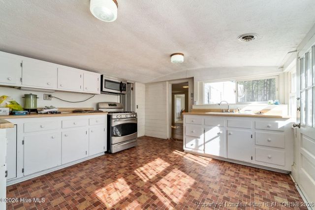 376 Foxfire Road, Aberdeen, NC 28315