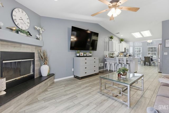 245 Sherman Peak Drive, Bakersfield, CA 93308