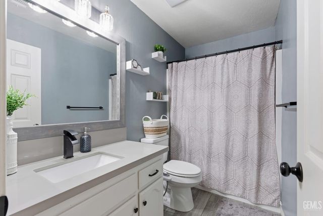 245 Sherman Peak Drive, Bakersfield, CA 93308