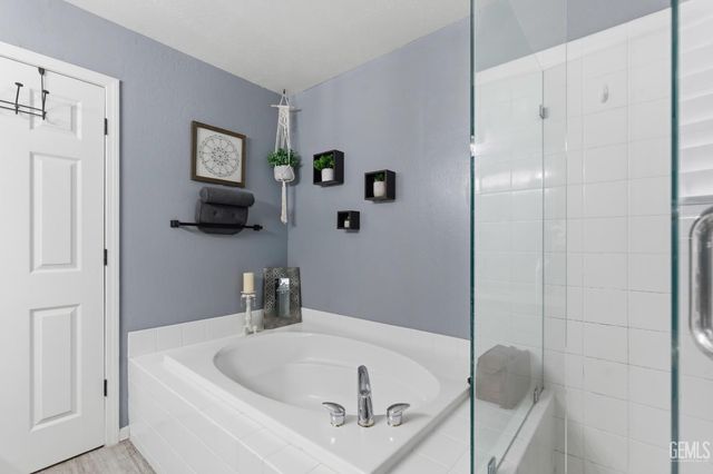 245 Sherman Peak Drive, Bakersfield, CA 93308