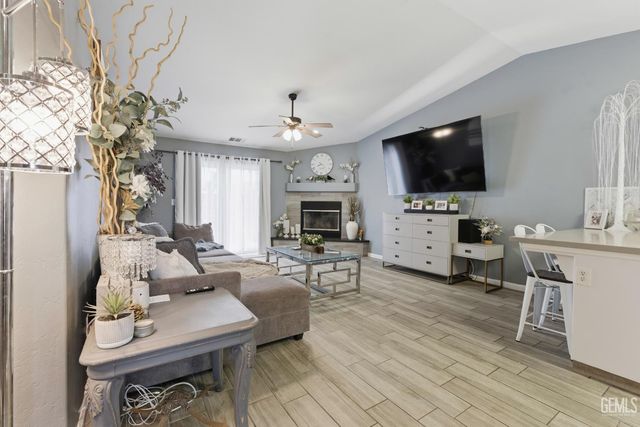 245 Sherman Peak Drive, Bakersfield, CA 93308